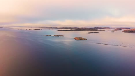 Hermoso-Paisaje-De-Una-Isla-En-Suecia-Durante-La-Puesta-De-Sol---Toma-Amplia