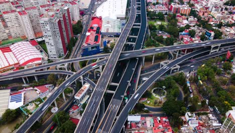 Toma-Aérea-De-Un-Dron-De-Una-Concurrida-Avenida-En-La-Ciudad-De-México