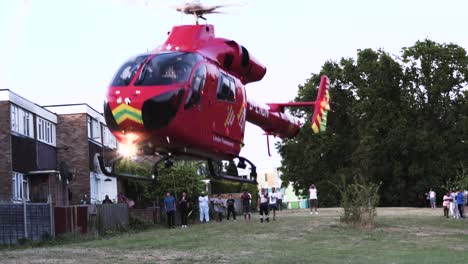 Wembley,-Londres,-Ha9-9fq,-Julio-De-2022,-Ambulancia-Aérea:-Equipo-Rojo-De-Trauma-Avanzado-Volando-En-Helicóptero