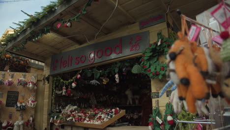 Puesto-En-El-Mercado-Navideño-De-Bath,-Lleno-De-Regalos-Coloridos-Y-Festivos.