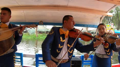 Reiten-In-Trajineras-In-Xochimilco,-Den-Schwimmenden-Gärten-Von-Mexiko-Stadt