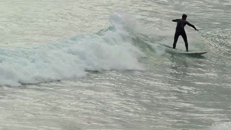 Surfer-Reitet-Auf-Einer-Welle