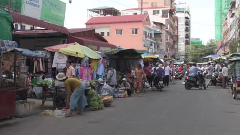 Plano-Amplio-Que-Muestra-A-La-Multitud-Paseando-Por-El-Mercado-Callejero-Mientras-Conducen-Motocicletas-En-La-Calle