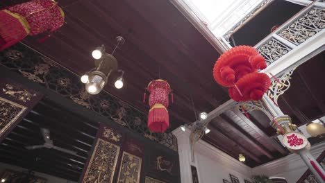 Chinesische-Papierlaterne-Im-Asiatischen-Innenhof,-Kamerafahrt-Aus-Niedrigem-Winkel