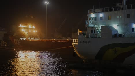 Wunderschöner-Nächtlicher-Blick-Auf-Die-Schiffe,-Die-Im-Autonomen-Hafen-Von-Dakar-Angedockt-Sind---Port-Autonome-De-Dakar,-Senegal