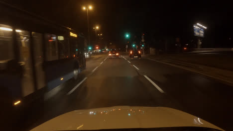 Conducción-Nocturna-En-La-Ciudad-De-Munich,-Autobuses-De-Tráfico-Muy-Ocupados