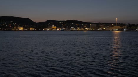 Schwenk-Nach-Oben-Zeigt-Die-Stadt-Mytilene-In-Der-Abenddämmerung.-Weite-Aufnahme