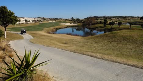 Blick-über-Den-Kurs-Im-Vistabella-Golf-Club,-Während-Der-Buggy-In-Die-Ferne-Fährt