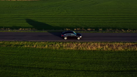 BMW-Fährt-Entlang-Einer-Wunderschönen-Landstraße