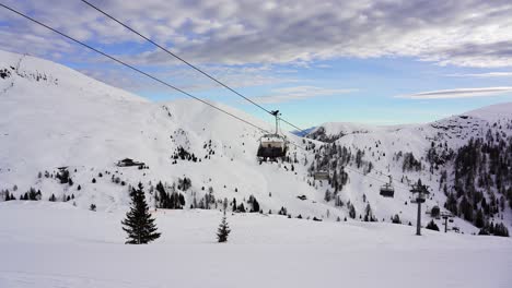 Winter-sports,-skiers-having-fun-in-a-ski-resort-in-the-snow-covered-mountains-of-the-alps-near-Merano-in-Italy