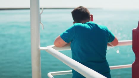 Niño-Apuntando-Con-La-Mano-Mientras-Se-Dirige-A-Djerba-En-Un-Ferry