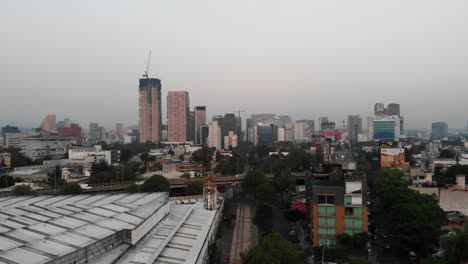 Ciudad-De-México-Amanecer-Con-Autos-En-El-Camino-Establecido