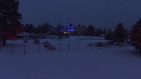 Luftüberführung-Von-Einsatzfahrzeugen-Bei-Nacht-Mit-Geheimnisvollem-Hotel-Im-Hintergrund