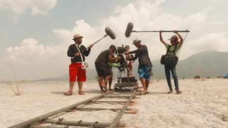 Frontalaufnahme-Eines-Produktionsshootings-Hinter-Den-Kulissen-Auf-Schiene-Und-Arri-Alexa-Und-Red-Dragon-Kamera