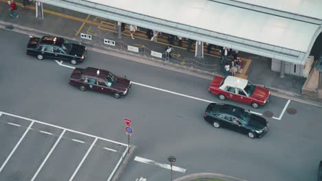 Blick-Aus-Der-Vogelperspektive-Auf-Taxis,-Die-Kunden-Am-Bahnhof-Abholen