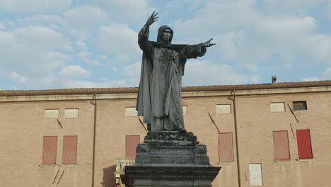 Parallax-shot-on-Girolamo-Savonarola-statue-in-Ferrara,-Italy