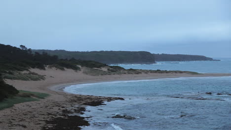 Strand-Von-Cape-Paterson-Bay,-Schwenk-Von-Rechts-Nach-Links,-Bewölkt,-Grau,-Australien,-Victoria