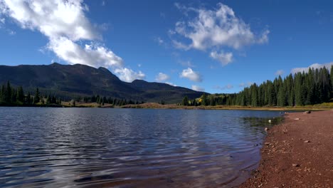 Lago-Brainard-Con-El-Telón-De-Fondo-De-Las-Montañas-Rocosas