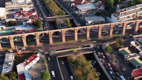 Toma-Aérea-Sobre-El-Monumento-Histórico-Conocido-Como-Los-Arcos-En-La-Ciudad-De-Querétaro-México-Dura-Un-Día-Normal