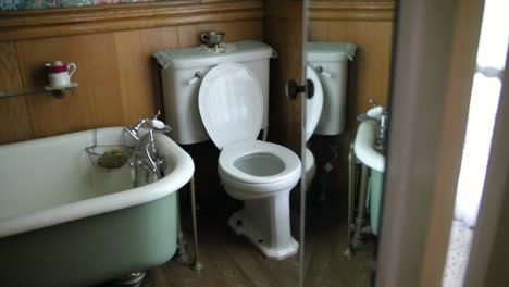 Hermoso-Baño-Antiguo-Dentro-De-Una-Casa-De-Estilo-Federal