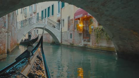 Góndola-Tradicional-Italiana-Pasando-Bajo-Puentes-Sobre-El-Estrecho-Canal-Veneciano