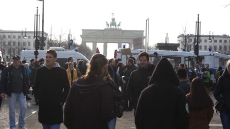 La-Multitud-Y-La-Policía-Se-Reunieron-Pacíficamente-Cerca-De-La-Puerta-De-Brandenburgo-Durante-La-Protesta-Del-Artículo-13,-Berlín,-Alemania