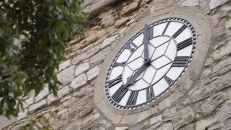 Holyrood-Kirche-Southampton-Uhr-20-Uhr-Mit-Baum-Im-Vordergrund