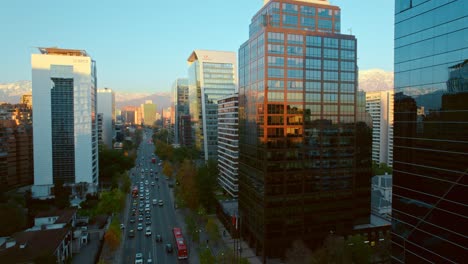 Toma-Aérea-De-Rascacielos-Con-Fachada-De-Espejos-En-La-Avenida-Apoquindo,-Santiago