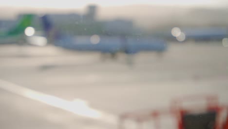 Enfoque-En-Rack-De-Panorámica-Para-El-Vuelo-De-United-Airlines-Rodando-A-La-Pista-Durante-La-Hora-Dorada