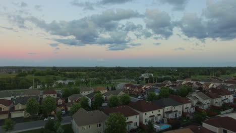 Vista-Aérea-De-Un-Tranquilo-Barrio-Suburbano-Al-Atardecer