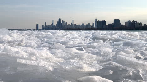 Vídeo-Deslizante-De-Enormes-Trozos-De-Hielo-Roto-Del-Lago-Michigan-A-Lo-Largo-De-La-Orilla-Del-Lago-De-Chicago-Con-El-Horizonte-En-La-Distancia