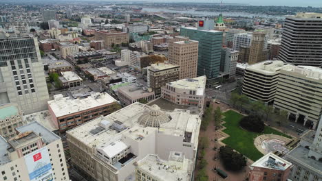 Toma-Aérea-De-Drones-De-Edificios-Y-Calles-De-Oakland,-California,-Ciudad-De-Oakland,-Imágenes-De-4k