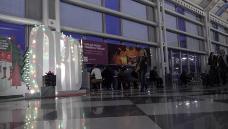 Crowds-walking-down-a-terminal-in-O'Hare-International-Airport-in-Chicago-on-Dec-26th,-one-of-the-busiest-days