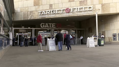 Pan-right-Fans-entering-Target-Field-Baseball-Stadium,-Minneapolis-USA