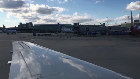 Flugzeug-Kehrt-Zum-Flughafen-Zurück,-Zwischen-Den-Anderen-Flugzeugen-In-Einem-Hyperlapse