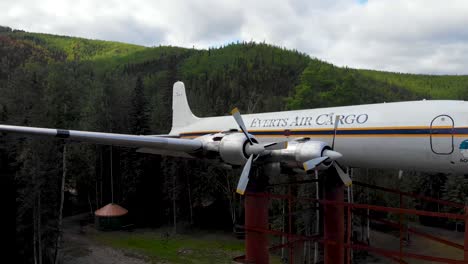 4K-Drohnenvideo-Eines-Everts-Luftfrachtflugzeugs,-Das-Im-Sommer-Im-Chena-Hot-Springs-Resort-In-Der-Nähe-Von-Fairbanks,-Alaska,-Ausgestellt-Ist