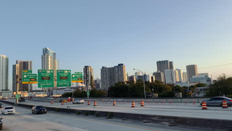 Coches-En-La-Autopista-Frente-Al-Horizonte-De-Miami-Al-Atardecer