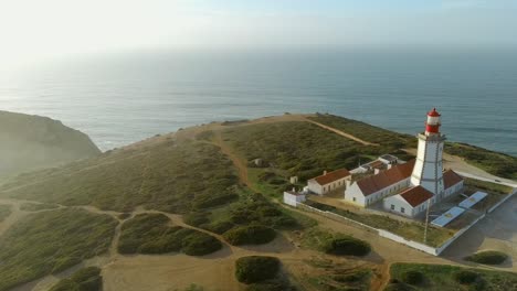 Antenne-In-Richtung-Leuchtturm-Und-Klippe,-Sesimbra