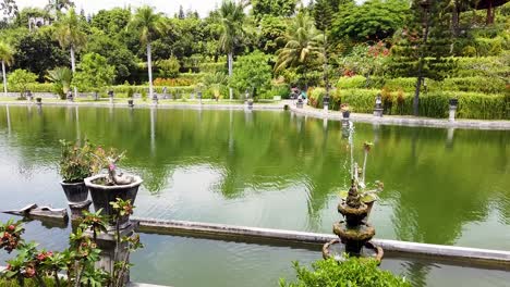 Religiöser-Palast-Taman-Ujung-Palace-Bali-Reiseziel-Mit-Blick-Auf-Den-Grünen-See-Und-Den-Teich-Als-Attraktion