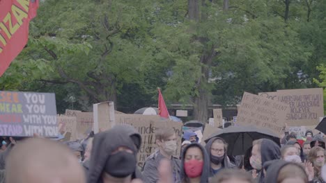 Eine-Menge-Demonstranten-Wurde-Von-Vorne-Gefilmt,-Wie-Sie-Bei-Einem-Black-Lives-Matter-Protest-In-Stuttgart,-Deutschland,-Protestierten-Und-Schilder-Gegen-Rassismus-Hochhielten,-Während-Sie-Jubelten-Und-Die-Fäuste-Erhoben