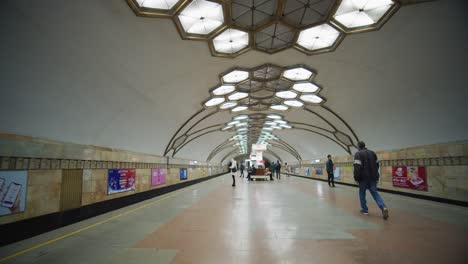 Toma-En-Movimiento-En-El-Metro-De-Taskent,-Uzbekistán.