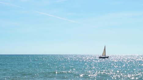 Velero-Moviéndose-Hacia-La-Derecha-En-Un-Día-Soleado-Con-Un-Hermoso-Cielo-Azul-En-El-Fondo