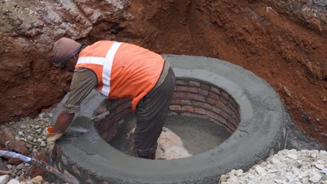 Obrero-Indio-O-Trabajador-Construyendo-Una-Alcantarilla-En-Las-Calles-De-Bangalore,-India