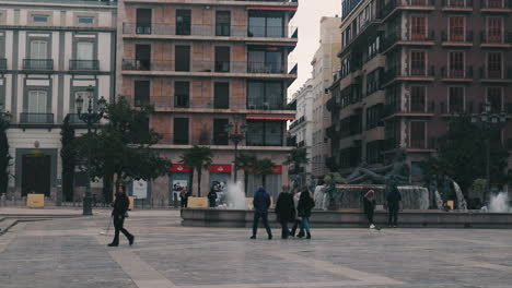 Uhd-4k-Panning-Shot-Of-Fuente-De-Neptuno-In-Plaza-De-La-Virgen-In-Valencia,-Spain