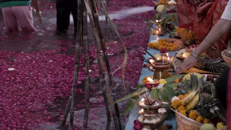 Ofrendas-Religiosas-Sagradas-Con-Lámpara-De-Aceite-Y-Frutas-Para-El-Dios-Sol-Hindú-En-El-Festival-Chhath