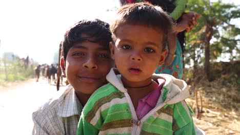 Niño-Y-Niño-Mirando-La-Cámara-En-Una-Aldea-Rural,-Noondpura-En-Rajasthan