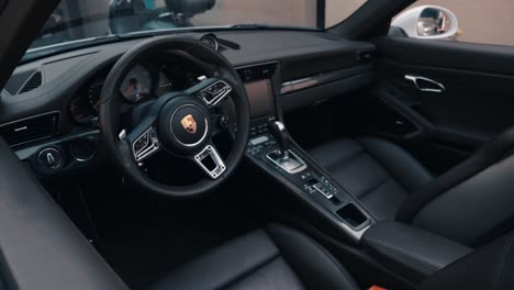 Interior-De-Un-Coche-Porsche-En-Cámara-Lenta.