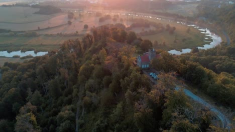 Drohnenüberflug-Schoss-Mittelalterliche-Burg-Auf-Einem-Bergrücken-Mit-Blick-Auf-Das-Flusstal-Bei-Sonnenaufgang