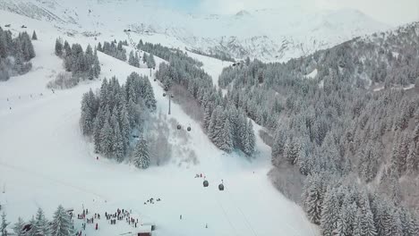 Vista-{aérea}-De-Un-Dron-Sobre-Una-Estación-De-Esquí-Nevada-Francesa-Durante-El-Invierno