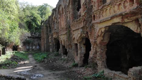 Vista-Aérea-De-Ruinas-Antiguas-Rodeadas-De-Bosques-En-Ucrania